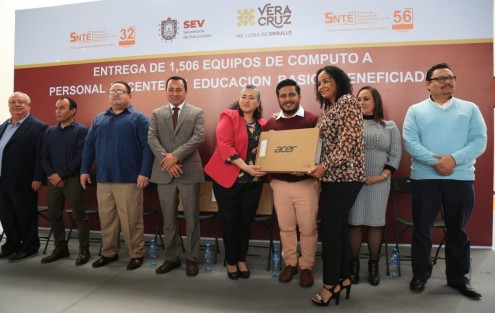 En representación del Comité Técnico del Fideicomiso, Efigenia Carreño Román encabezó la entrega de 516 equipos en esta capital; puntualizó que Coatzacoalcos y Poza Rica también han sido beneficiadas, a fin de que las y los maestros innoven y eficienten el proceso de enseñanza-aprendizaje con sus estudiantes. 