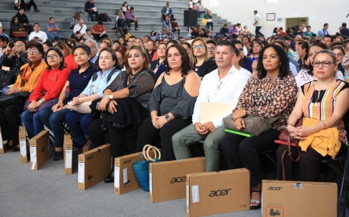 En representación del Comité Técnico del Fideicomiso, Efigenia Carreño Román encabezó la entrega de 516 equipos en esta capital; puntualizó que Coatzacoalcos y Poza Rica también han sido beneficiadas, a fin de que las y los maestros innoven y eficienten el proceso de enseñanza-aprendizaje con sus estudiantes. 