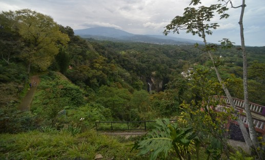 Santa Rosa tiene un mirador espectacular hacia la cascada de Texolo, con una vista privilegiada desde el restaurante del lugar, donde podrá disfrutar de la comida local.  