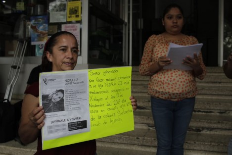 Claudia Ivonne Saldívar Estrada acudió a las medios informativos para pedir apoyo en la difusión de los datos de su hija, Nora Liz López Saldívar, de 24 años, quien lleva dos meses desaparecida.  Ya que las autoridades correspondientes no le hacen caso. 