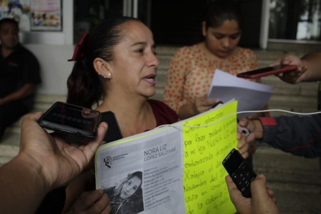 Claudia Ivonne Saldívar Estrada acudió a las medios informativos para pedir apoyo en la difusión de los datos de su hija, Nora Liz López Saldívar, de 24 años, quien lleva dos meses desaparecida.  Ya que las autoridades correspondientes no le hacen caso. 
