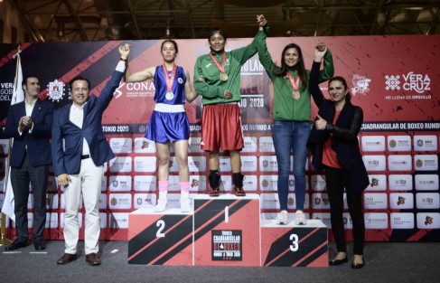 El gobernador Cuitláhuac García Jiménez y la directora general de la Comisión Nacional de Cultura Física y Deporte (CONADE), Ana Gabriela Guevara, fueron los encargados de premiar a los campeones de las diferentes divisiones del Torneo Cuadrangular de Boxeo 2020, el cual se realizó en el Salón Tajín 1 del World Trade Center (WTC). 