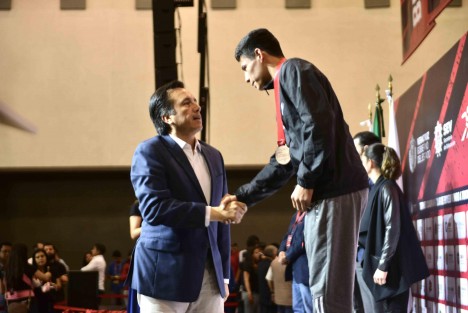 El gobernador Cuitláhuac García Jiménez y la directora general de la Comisión Nacional de Cultura Física y Deporte (CONADE), Ana Gabriela Guevara, fueron los encargados de premiar a los campeones de las diferentes divisiones del Torneo Cuadrangular de Boxeo 2020, el cual se realizó en el Salón Tajín 1 del World Trade Center (WTC). 