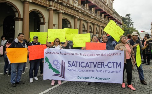 Manifestación de trabajadores del ICATVER. Caminaron la Avenida Manuel Ávila Camacho hasta la calle de Enríquez exigiendo a la administración estatal la renuncia de  Miguel Ángel Jácome Domínguez, y la líder Silvia Lidia Montoya del sindicato (SATICATVER-CTM).