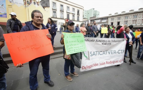 Manifestación de trabajadores del ICATVER. Caminaron la Avenida Manuel Ávila Camacho hasta la calle de Enríquez exigiendo a la administración estatal la renuncia de  Miguel Ángel Jácome Domínguez, y la líder Silvia Lidia Montoya del sindicato (SATICATVER-CTM).