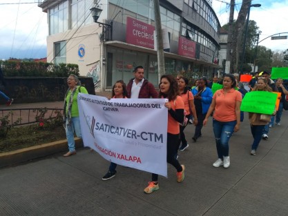 Manifestación de trabajadores del ICATVER. Caminaron la Avenida Manuel Ávila Camacho hasta la calle de Enríquez exigiendo a la administración estatal la renuncia de  Miguel Ángel Jácome Domínguez, y la líder Silvia Lidia Montoya del sindicato (SATICATVER-CTM).