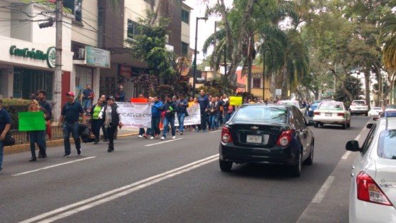 Manifestación de trabajadores del ICATVER. Caminaron la Avenida Manuel Ávila Camacho hasta la calle de Enríquez exigiendo a la administración estatal la renuncia de  Miguel Ángel Jácome Domínguez, y la líder Silvia Lidia Montoya del sindicato (SATICATVER-CTM).