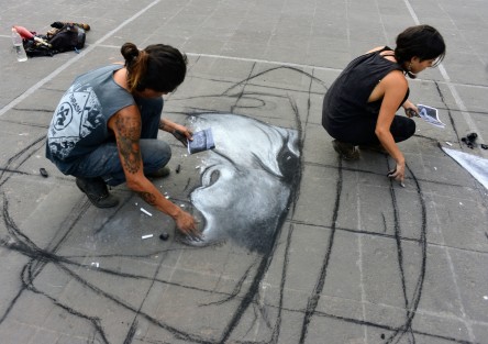 Tatiana y David, dos jóvenes artistas que han viajado por al menos 10 países de Latinoamérica, dibujaron dos rostros en plaza Lerdo  para mostrar un poco de su arte, con lo que ganan dinero para comer y viajar por los municipio de Veracruz.   