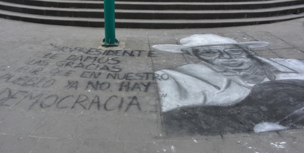 Tatiana y David, dos jóvenes artistas que han viajado por al menos 10 países de Latinoamérica, dibujaron dos rostros en plaza Lerdo  para mostrar un poco de su arte, con lo que ganan dinero para comer y viajar por los municipio de Veracruz.   
