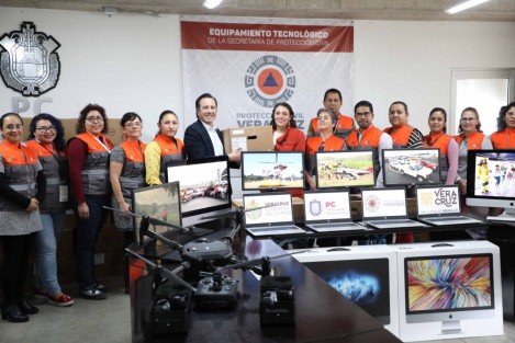 el gobernador Cuitláhuac García Jiménez entregó equipo tecnológico a personal de la Secretaría de Protección Civil (PC) como parte de la primera etapa que dotará de infraestructura al organismo y que en total ascenderá a más de 174 millones de pesos; estas operaciones subsanan la ausencia de inversión en la dependencia durante anteriores administraciones.  