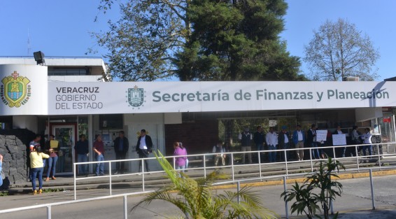 Integrantes del Sindicato de Empleados del Poder Ejecutivo de Veracruz (SEPEV) marcharon y se apostaron en las puertas de acceso de SEFIPLAN, en protesta porque funcionarios  de esta dependencia incumplieron los acuerdos pactados desde noviembre de 2019.  