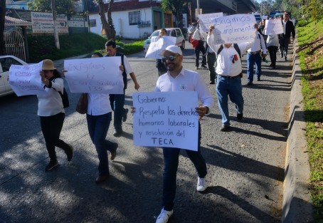 Integrantes del Sindicato de Empleados del Poder Ejecutivo de Veracruz (SEPEV) marcharon y se apostaron en las puertas de acceso de SEFIPLAN, en protesta porque funcionarios  de esta dependencia incumplieron los acuerdos pactados desde noviembre de 2019.  