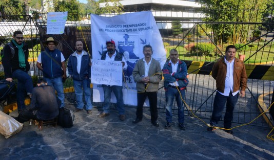 Integrantes del Sindicato de Empleados del Poder Ejecutivo de Veracruz (SEPEV) marcharon y se apostaron en las puertas de acceso de SEFIPLAN, en protesta porque funcionarios  de esta dependencia incumplieron los acuerdos pactados desde noviembre de 2019.  