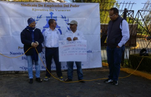 Integrantes del Sindicato de Empleados del Poder Ejecutivo de Veracruz (SEPEV) marcharon y se apostaron en las puertas de acceso de SEFIPLAN, en protesta porque funcionarios  de esta dependencia incumplieron los acuerdos pactados desde noviembre de 2019.  