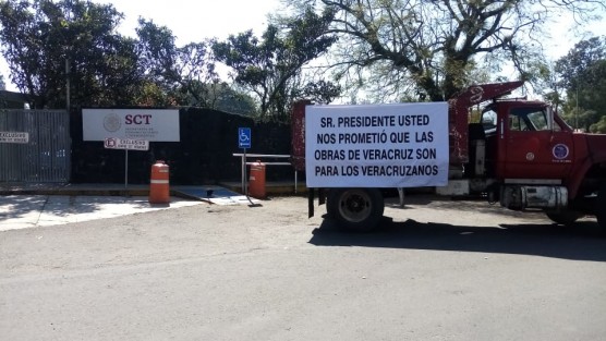 Transportistas de varios puntos de la entidad bloquearon con maquinaria y camiones la calle Pico de Orizaba, que conduce a las oficinas de SCT, exigieron que las licitaciones de obras se hagan en el Estado y no en la CDMX. Piden más trabajo al Presidente.