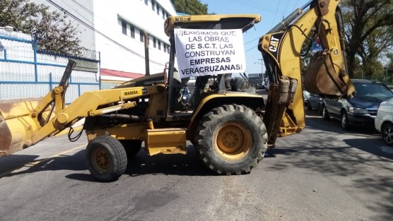 Transportistas de varios puntos de la entidad bloquearon con maquinaria y camiones la calle Pico de Orizaba, que conduce a las oficinas de SCT, exigieron que las licitaciones de obras se hagan en el Estado y no en la CDMX. Piden más trabajo al Presidente.