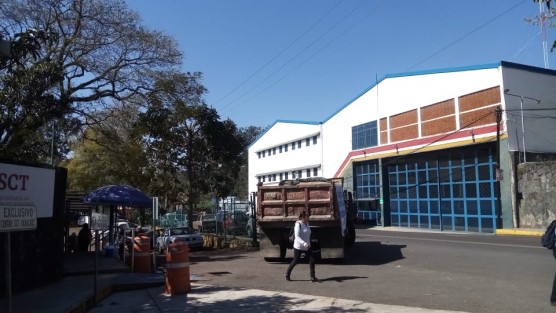 Transportistas de varios puntos de la entidad bloquearon con maquinaria y camiones la calle Pico de Orizaba, que conduce a las oficinas de SCT, exigieron que las licitaciones de obras se hagan en el Estado y no en la CDMX. Piden más trabajo al Presidente.