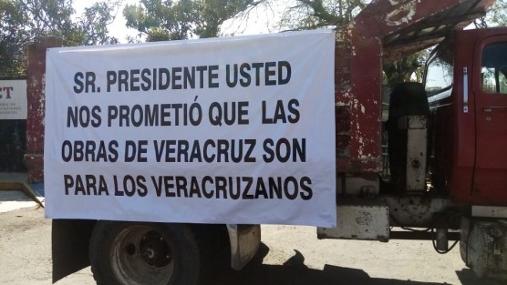 Transportistas de varios puntos de la entidad bloquearon con maquinaria y camiones la calle Pico de Orizaba, que conduce a las oficinas de SCT, exigieron que las licitaciones de obras se hagan en el Estado y no en la CDMX. Piden más trabajo al Presidente.