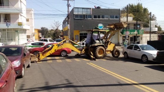 Transportistas de varios puntos de la entidad bloquearon con maquinaria y camiones la calle Pico de Orizaba, que conduce a las oficinas de SCT, exigieron que las licitaciones de obras se hagan en el Estado y no en la CDMX. Piden más trabajo al Presidente.