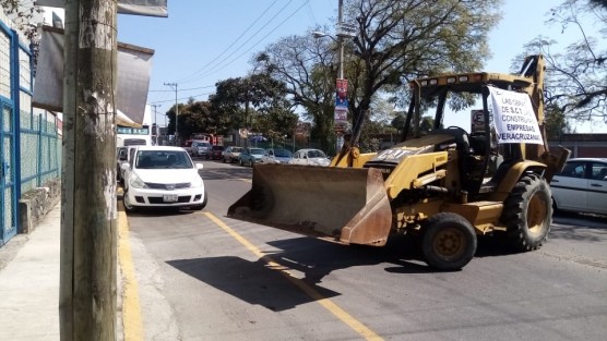 Transportistas de varios puntos de la entidad bloquearon con maquinaria y camiones la calle Pico de Orizaba, que conduce a las oficinas de SCT, exigieron que las licitaciones de obras se hagan en el Estado y no en la CDMX. Piden más trabajo al Presidente.