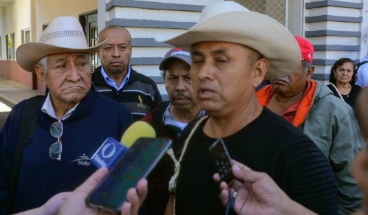 Productores de cítricos del municipio de Álamo Temapache acudieron a las oficinas de la Secretaría de Desarrollo Agropecuario, Rural y Pesca (SEDARPA),  para tratar de hablar con el titular de Eduardo Cadena Cerón, ya que no les han hecho válido el Seguro Catastrófico a campesinos que resultaron severamente afectados por la sequía en aquella zona. 
