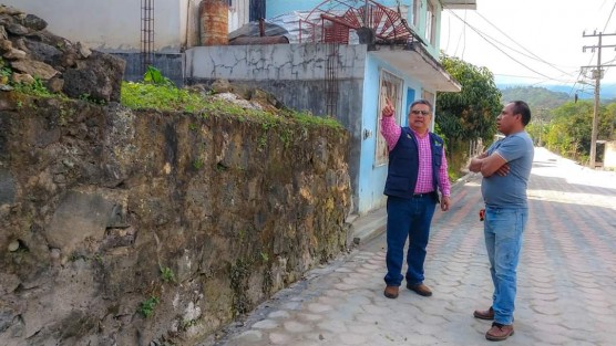 En el municipio de Teocelo continúan los trabajos de construcción en el Camino a Santa Rosa; durante el recorrido del Alcalde Mario Antonio Chama Díaz en compañía de la Secretaria de Ayuntamiento, Trinidad Martínez Larios, vecinos de dicha calle, expresaron que a medida que avanza la obra, el trabajo y calidad de la misma, se aprecia, por lo que esperan se continúe con los trabajos en su primera etapa. 