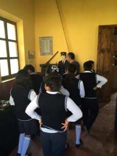  El día de hoy la Titular del Área de Educación del ayuntamiento, Norma Angélica Castillo Pale y el Profesor José Ulises Galván Sayago, de la Escuela Primaria  Arq. Armando Bravo,  coordinaron la visita de los alumnos de 5o. Grado al Museo de la Estación Ferroviaria, ubicada en la cabecera municipal, en donde el encargado del museo, Sr. José Antonio Homero, les impartió una plática sobre la historia de El Piojito. 