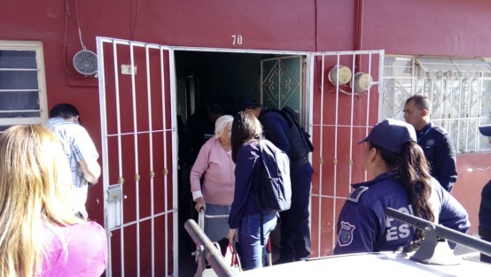 Después de vivir 72 años en su vivienda
Doña Luchita, de 88 años de edad, finalmente fue desalojada  de su casa ubicada en Miguel Palacios, a un costado del Deportivo Colón. La medida legal fue solicitada por su hijo y su nieta. 