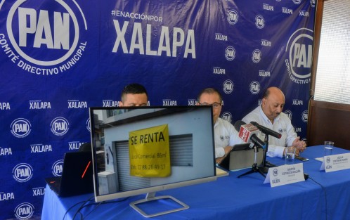 El presidente del Comité Directivo Municipal del PAN en Xalapa, Martín Espinoza Roldán, dijo que en dos años de gobierno municipal de Hipólito Rodríguez no ha mejorado la economía local  es incluso más común el cierre de negocios y los numerosos anuncios de se vende o se renta en la capital de estado. 