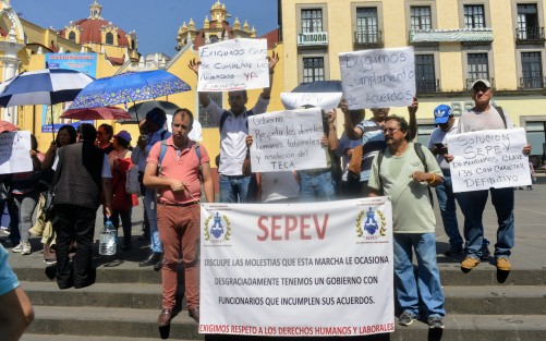 Integrantes del SEPEV se manifestaron  en Plaza Lerdo para exigir información sobre su dirigente Acdmer N, quien habría sido detenido por elementos de la SSP cuando se manifestaban afuera de SEFIPLAN. 