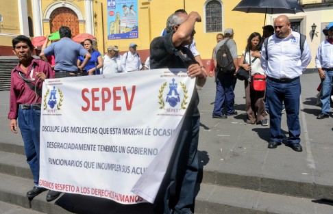 Integrantes del SEPEV se manifestaron  en Plaza Lerdo para exigir información sobre su dirigente Acdmer N, quien habría sido detenido por elementos de la SSP cuando se manifestaban afuera de SEFIPLAN. 