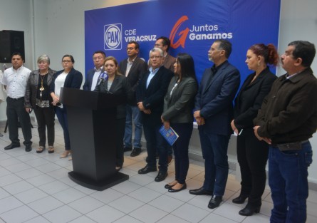 Joaquín Guzmán Avilés, dirigente estatal del PAN, condenó los hechos ocurridos en Isla. Calificó a la actual administración estatal como una de las  peores. A la conferencia  también asistieron los diputados federales Rosario Guzmán y Jesús Guzmán. 