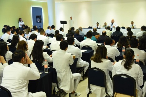 La Secretaría de Salud (SS) inauguró el ciclo de Residencias Médicas en Servicios de Salud de Veracruz (SESVER) 2020-2021, con lo que ubicará a los profesionales en escenarios reales para proveerles las herramientas a fin de mejorar la calidad en la atención. 