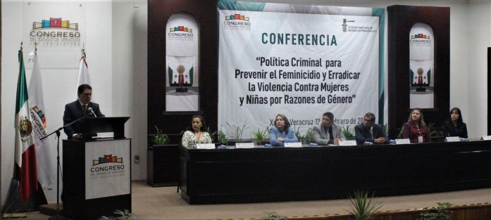 En el auditorio del Palacio Legislativo se impartió la conferencia Política criminal para prevenir el feminicidio y erradicar la violencia contra las mujeres y las niñas por razón de género, a cargo del delegado regional del Colegio Nacional de Abogados Penalistas, AC, Arturo Nicolás Baltazar. 