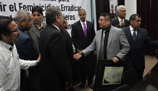  El diputado Rubén Ríos Uribe, presidente de la Mesa Directiva de la LXV Legislatura del Estado, se pronunció -en relación con el delito de feminicidio- por una nueva visión que lleve a la generación de políticas integrales, que tomen en cuenta la seguridad pública y el incremento de sanciones contra los feminicidas, pero que esté enfocada primordialmente en la prevención de este ilícito. 