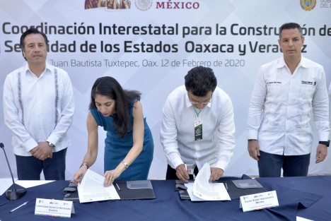 Durante la Reunión de Coordinación Interestatal para la Construcción de la Paz y Seguridad Veracruz-Oaxaca, los gobernadores Cuitláhuac García Jiménez y Alejandro Murat Hinojosa firmaron un convenio a fin de reforzar acciones operativas en las áreas de inteligencia y justicia.  