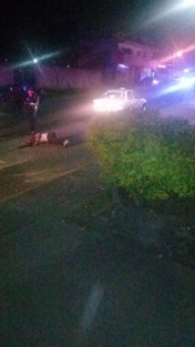  De varios balazos fue asesinado un hombre cuando se encontraba en la carretera Córdoba-Amatlán a la altura de la entrada a la unidad Erasto Portilla, los agresores lograron escapar aprovechando la escasa vigilancia, elementos de la Policía Estatal y Municipal solo se limitaron a acordonar el lugar. 