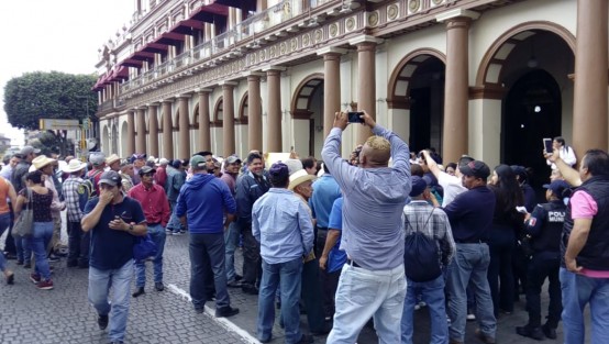 Habitantes de Comotla municipio de Alto Lucero bloqueron por algunos minutos la calle de Enríquez, acusan al alcalde de ese lugar Javier Castillo Viveros que sin permiso de CONAGUA, pretende desviar un río afectando a 5 mil familias de este lugar, finalmente los quejosos fueron atendidos por personal de gobierno. 