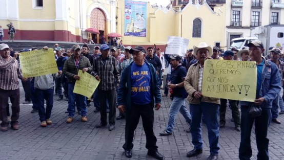 Habitantes de Comotla municipio de Alto Lucero bloqueron por algunos minutos la calle de Enríquez, acusan al alcalde de ese lugar Javier Castillo Viveros que sin permiso de CONAGUA, pretende desviar un río afectando a 5 mil familias de este lugar, finalmente los quejosos fueron atendidos por personal de gobierno. 