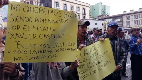 Habitantes de Comotla municipio de Alto Lucero bloqueron por algunos minutos la calle de Enríquez, acusan al alcalde de ese lugar Javier Castillo Viveros que sin permiso de CONAGUA, pretende desviar un río afectando a 5 mil familias de este lugar, finalmente los quejosos fueron atendidos por personal de gobierno. 