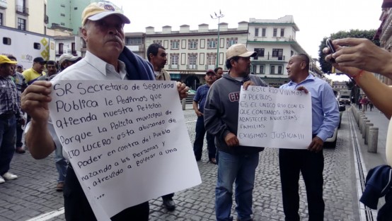 Habitantes de Comotla municipio de Alto Lucero bloqueron por algunos minutos la calle de Enríquez, acusan al alcalde de ese lugar Javier Castillo Viveros que sin permiso de CONAGUA, pretende desviar un río afectando a 5 mil familias de este lugar, finalmente los quejosos fueron atendidos por personal de gobierno.