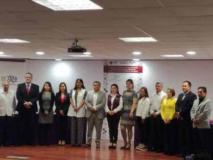 El Director del Instituto de Capacitación para el Trabajo del Estado de Veracruz (ICATVER), Miguel Ángel Jácome Domínguez, acompañado por la Lic. Elizabeth Tabuada Presidenta del Comité Técnico Consultivo Estatal de Vinculación; la Secretaría del Trabajo, María Argüelles Lozano y el Alcalde de Teocelo, Mario Chama Díaz, encabezaron la firma del Convenio Interinstitucional, con el objetivo de reactivar el Comité Técnico y  ampliar a instituciones públicas y privadas la capacitación y certificación de mano de obra de calidad. 