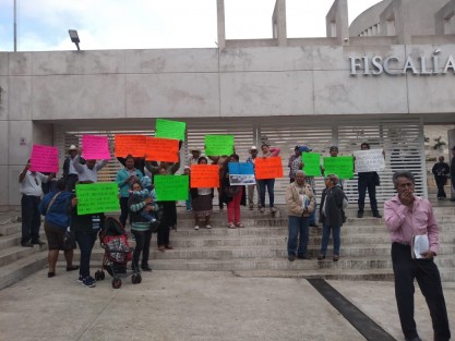 Ciudadanos de Jamapa con pancartas se manifestaron frente a las instalaciones de la Fiscalía General del Estado para denunciar que no se han investigado presuntas anomalías en su Ayuntamiento. Demandan al Congreso intervenir la Tesorería.   