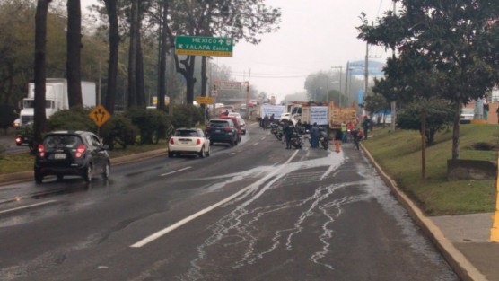Transportistas independientes adheridos a CMIC bloquearon con camiones la avenida Lázaro Cárdenas, frente a la tienda Superma con dirección a Banderilla; exigían que obras que se licitan en la SCT sean en Veracruz. Fueron atendidos por personal de gobierno. 