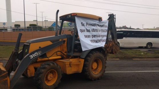 Transportistas independientes adheridos a CMIC bloquearon con camiones la avenida Lázaro Cárdenas, frente a la tienda Superma con dirección a Banderilla; exigían que obras que se licitan en la SCT sean en Veracruz. Fueron atendidos por personal de gobierno. 