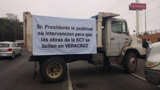 Transportistas independientes adheridos a CMIC bloquearon con camiones la avenida Lázaro Cárdenas, frente a la tienda Superma con dirección a Banderilla; exigían que obras que se licitan en la SCT sean en Veracruz. Fueron atendidos por personal de gobierno. 