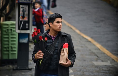 Con muy pocos enamorados lució este día del amor en el centro de la ciudad de Xalapa. Será porque la gente ya no es tan consumista, o porque hasta mañana es día de pago.  