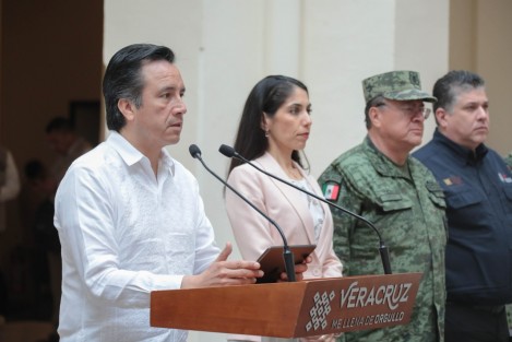 Derivado de investigaciones efectuadas por el Gobierno Estatal y la Fiscalía General del Estado (FGE) sobre desapariciones reportadas en la zona de Playa Vicente, fue detectada la presencia de un grupo delictivo encabezado por Itiel N, alias Compa Playa, quien cuenta con un mandato judicial en su contra, informó el gobernador Cuitláhuac García Jiménez.