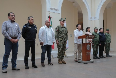 Acompañado por el titular de la Secretaría de Seguridad Pública (SSP), Hugo Gutiérrez Maldonado, y la encargada de despacho de la FGE, Verónica Hernández Giadáns, el mandatario destacó que el organismo recibió al menos 10 denuncias por desapariciones, los pasados 26 y 27 de enero.