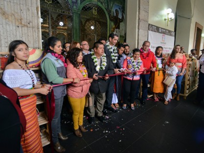  Con la participación de la directora general de Asuntos Indígenas, Xóchitl Molina González, y autoridades municipales y estatales, se inauguró la Expo-venta de Arte Popular Indígena en el pasillo del Palacio de Gobierno, misma que estará hasta el día domingo.